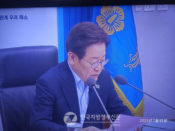 이재명 대통령은 31일 수석·보좌관회의에서 “기후위기와 AI 전환기 속에서 기존의 전력망 체계는 구조적 한계에 직면해 있다”며 “전국을 지능형 전력망으로 잇는 ‘에너지 고속도로’를 통해 재생에너지 확대와 지역균형발전이라는 두 마리 토끼를 동시에 잡아야 한다”고 강조했다.(사진=정양기 기자/mbc방송화면캡쳐)