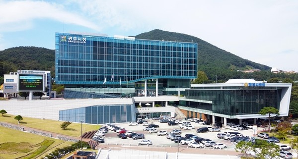 광주시는 수요응답형 교통서비스(DRT) ‘똑버스’의 동 지역 확대 운행을 기념하며, 전국 최초로 25인승 친환경 중형 저상버스 7대를 투입한다. (사진=김미숙 기자/광주시청)