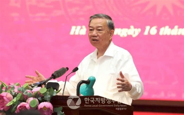 또럼 총비서는 지난 5월 ‘정치국 결의 68호(Resolution 68)’ 서명 등으로 ‘민간 부문’을 경제의 핵심 동력으로 공식 지정했고, 2045년까지 민간기업 수를 현재의 100만 개 미만에서 300만 개 이상으로 확대하고 글로벌 가치사슬에 통합된 대기업 20개를 육성하겠다는 구상을 발표했다.(사진=정양기 기자/베트남 공산당/Cổng thông tin điện tử Đảng Cộng sản Việt Nam