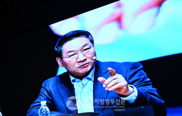 인천광역시(시장 유정복.사진)는 전국 최초로 영유아와 아동을 위한 응급처치 전문 교육 프로그램인 ‘영·소아 응급상황 대응 강연&토크쇼 – 우리 아이 응급처치 로드맵’을 열고, 시민 안전을 위한 선제적 대응에 다시 한번 전국적 이정표를 세웠다.(사진=김미숙 기자/인청시청)