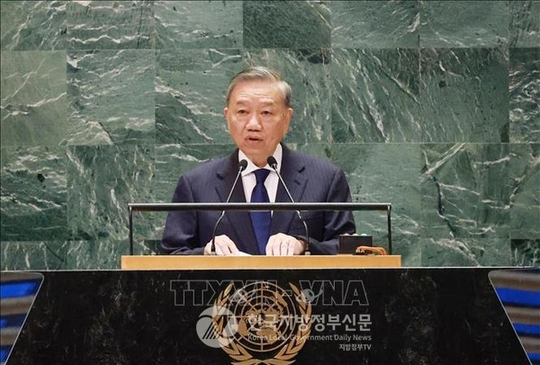 지난해 9월 제79차 유엔총회에서는 또럼 총비서 겸 국가주석(사진)은 베트남의 포괄적 국제 협력 의지를 강조하며, “베트남은 친구이자 신뢰할 수 있는 파트너이며 국제사회의 적극적이고 책임감 있는 구성원이다. Vietnam is a friend, a reliable partner, and an active and responsible member of the international community” 라는 구절을 통해 한-베트남 관계뿐 아니라 다자외교 원칙에 기반해 한반도 및 동북아 안보, 평화 협력의 중요성을 우회적으로 언급했다(사진=정양기 기자/베트남 공산당/Cổng thông tin điện tử Đảng Cộng sản Việt Nam