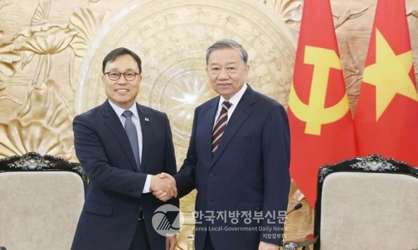 또럼 총비서(오른쪽)는 지난 6월 5일 최영삼 주베트남 한국대사(왼쪽)와 면담 자리에서 “이재명 신임 대통령에게 축하를 전한다”며 “새 정부와 긴밀한 협력을 기대한다”고 밝혔다.(사진=정양기 기자/베트남 공산당/Cổng thông tin điện tử Đảng Cộng sản Việt Nam