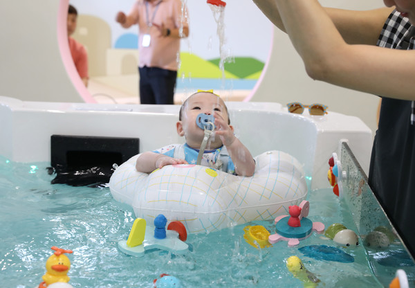 박준희 관악구청장은 “영아 전용 키즈카페는 아이들의 상상력과 정서 발달을 지원하는 핵심 돌봄 공간”이라며, “저출산 문제 해결을 위한 다양한 돌봄 인프라를 지속 확대해 ‘아이 키우기 좋은 관악’을 실현하겠다”고 강조했다.  (사진=김미숙 기자/관악구청)