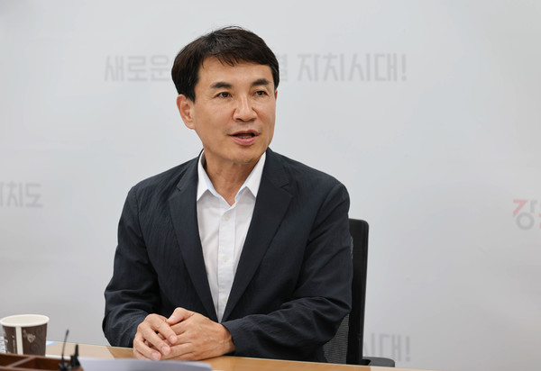 김진태 강원특자도지사는 “도내 관광지 불편사례가 생겨 안타깝고 송구스럽다”며, “오늘부터 전국 최초로 도청 콜센터를 관광불편 신고 전화로 운영해 나갈 계획”이라고 강조했다. (사진=김미숙 기자/강원도청)