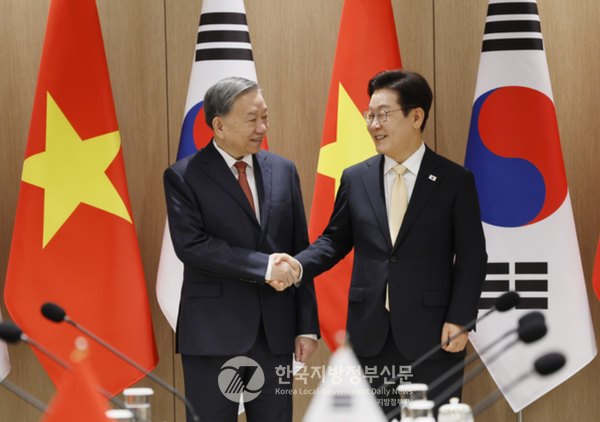  이재명 대통령(오른쪽)과 또럼 베트남 총비서(왼쪽)는 11일 용산 대통령실에서 한-베트남 정상회담을 개최하고 전방위적인 전략동맹 수준의 협력 강화를 선언했다. 이는 아시아의 판을 바꿀 수도 있는 파격적인 합의라는 평가가 나오고 있다.(사진=정양기 기자/대통령실) 
