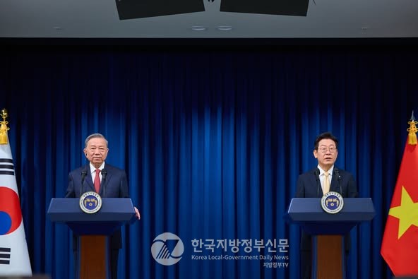 이재명 대통령(오른쪽)과 또럼 베트남 총비서(왼쪽)는 11일 한-베트남 정상회담을 개최한 후  '한·베트남 포괄적 전략 동반자 관계 심화를 위한 공동성명'을 채택, 발표했다(사진=정양기 기자/대통령실)