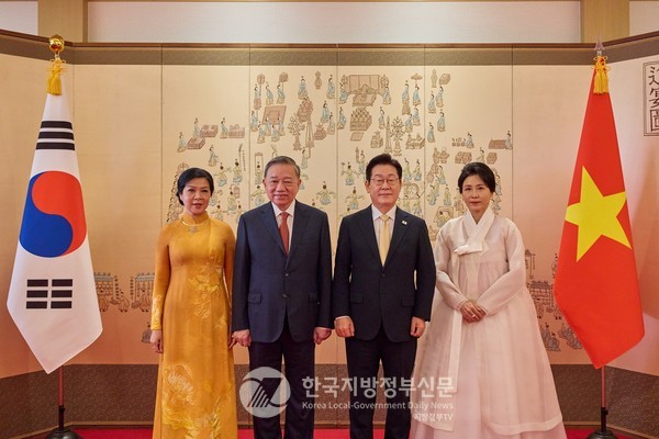 11일 서울 용산 대통령실에서 열린 한-베트남 정상회담은 단순한 경제협력 선언을 넘어선 전략동맹 수준의 결속을 보여줬다. (왼쪽부터) 응우펑리(Ngo Phuong Ly) 여사, 또럼 총비서, 이재명 대통령, 김혜경 여사 대통령실서 기념사진(사진=정양기 기자/대통령실)