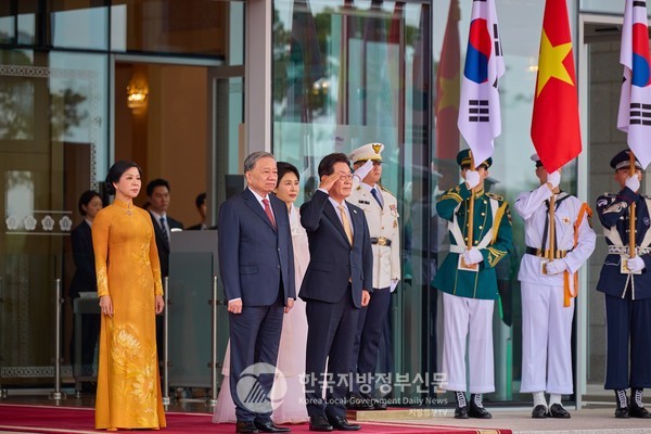 또럼 총비서는 한반도 평화와 북핵 문제 해결을 위한 한국 정부의 구상을 지지했다. ASEAN 주요국 중 하나인 베트남의 입장은 향후 동남아 외교전에서 한국에 우호적 지지세를 형성할 수 있다는 전망이다. 11일 대통령실을 방문한 또럼 총비서(왼쪽 두번째) 부부와 이재명 대통령(왼쪽 세번째)  부부가 사열을 받고 있다.(사진=정양기/대통령실)