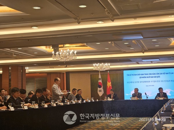 안경환 응우옌짜이대학교 총장은 10일 열린 또럼 총비서 방한 환영식에서 “또럼 총비서는 국가의 운명을 결정지을 만한 또 하나의 ‘8월 혁명’을 진행하고 있다”며 “일부 공직자들의 관료주의, 기대에 부응 하지 못하는 행정의 비효율성, 부패, 낭비, 소극적인 자세의 타파는 베트남 경제를 ‘용처럼 하늘로 비상’하게 만들 것이며 우리는 승천하는 하노이-탕롱(Hà Nội-Thăng Long)의 형상을 다시금 보게 될 것”이라고 강조했다.(사진=정양기 기자)