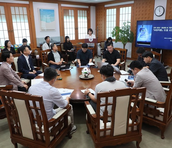 강원특별자치도(도지사 김진태)가 사람 대신 ‘대화하는’ AI가 먼저 응답하는 ‘새로운 당직’의 모델을 제시했다.  (사진=김미숙 기자/강원도청)