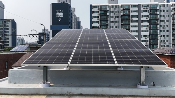 서울 금천구(구청장 유성훈)가 작은 용량의 태양광들을 모아 지역 단위 에너지 자립·온실가스 감축이라는 큰 목표로 연결하는 정책적 실험이자 주민 일상의 변화를 이끌며, ‘도시형 에너지 전환’의 실질적 출발점을 내디뎠다. (사진=김미숙 기자/금천구청)