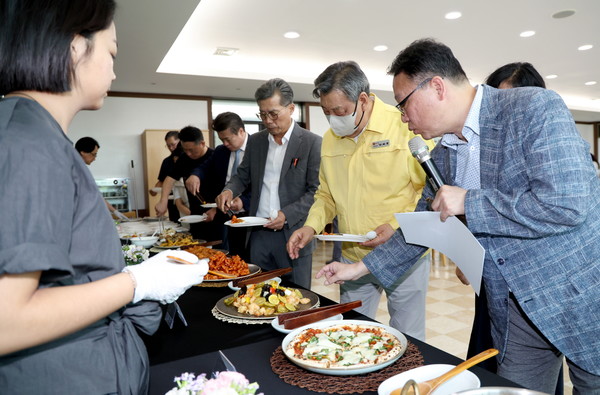 가세로 태안군수는 “태안해양치유센터의 가치를 더욱 높일 태안만의 치유식단 개발을 통해 이용객들의 만족도를 극대화할 것”이라며 “지역 특산물의 장점과 안전성을 분석해 더욱 다채로운 활용법을 제시하는 등 우수한 식단 개발에 힘쓰겠다”고 강조했다. (사진=이상금 기자/태안군청)