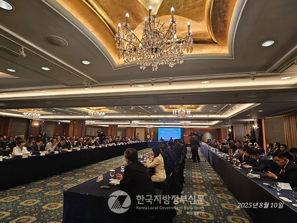 베트남 친선협회총연합회(VUFO. 회장 PHAN ANH SƠN)가 주한 베트남 대사관과 협력하여 10일 서울 롯데호텔에서 공동 주최한 간담회에 한국과 베트남에서 활동하는 베트남 연구자, 친선단체 협회를 대표하는 친베트남 한국 핵심 인사 121명과 베트남측 인사들이 참석했다.(사진=정양기 기자)