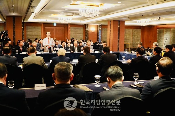 또럼 총비서가 함께한 이날 간담회에서 한국측 대표자로 인사말에 나선 안경환 응우옌짜이대학교 총장(사진)은 "우리 한국과 베트남 두 민족은 우정과 상호 신뢰를 바탕 삼아 모든 어려움을 극복하고, 번영의 미래를 향해 함께 나아갈 수 있을 것이라고 확신한다”고 강조했다.(사지=정양기 기자/VUFO)