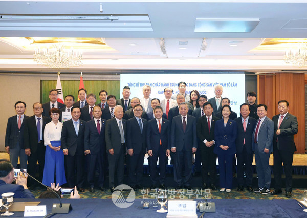 또럼 총비서의 친베트남 한국 인사들과의 간담회를 각별히 중요시한 이번 방한이 한·베 포괄적 전략 동반자 관계의 실질 콘텐츠를 보강하는 ‘사람 중심의 민간외교 전환점’이 될 것이라는 평가가 나오고 있다. 또럼 총비서와 한국측 인사들이 기념사진을 찍고 있다.(사진=정양기 기자/VUFO)
