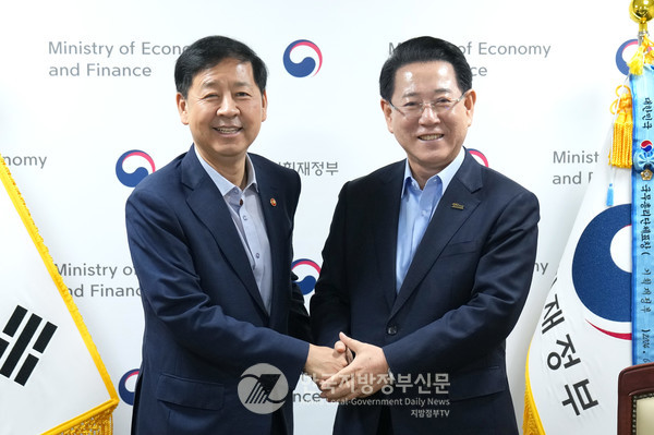 김영록 전남도지사는 13일 정부서울청사에서 구윤철 경제부총리 겸 기획재정부장관을 만나 2026년 전남 핵심 현안사업의 국고예산 반영과 올해 하반기 예정된 예비타당성 통과 등 지역 현안을 포함한 6건을 건의했다.(사진=조용원 기자/전남도청)