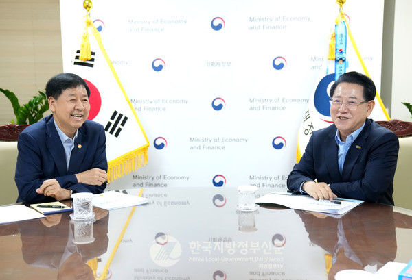 김영록 전남지사가 구윤철 경제부총리에게 제시한 국고 반영 사업은 지방이 국가 성장전략에서 어떤 역할을 할 수 있는지를 보여주는 하나의 시험대로, 정부가 이를 어떻게 평가하고 지원할지는 향후 대한민국 지역 정책의 방향성을 가늠하는 중요한 잣대가 될 전망이다.(사진=조용원 기자/전남도청)