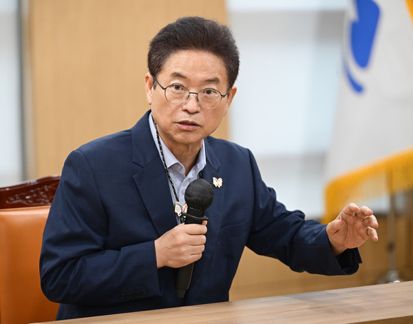 이철우 경북도지사는 “대구·경북이 공동으로 할 수 있는 것을 많이 개발해서 추진해 달라”며 “대구·경북은 가장 혁신적이고 가장 빠르게 변하는 지역으로 인공지능(AI)이라든지 신기술, 반도체 등 우리가 할 수 있는 것들을 공동으로 개발해서 빨리 우뚝 설 수 있도록 지혜를 모아 달라”고 강조했다. (사진=이상금 기자/경북도청)