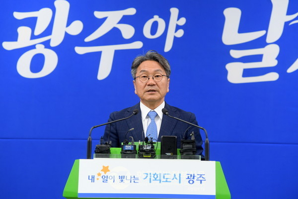 강기정 광주시장 13일  “광주시민의 염원과 미래 비전을 실현할 소중한 기회"라며 "광주가 대한민국 성장의 새로운 축이 되도록 지역사회 모두 원팀 되어 나가자”고 말했다(사진=조용원 기자/광주시청)