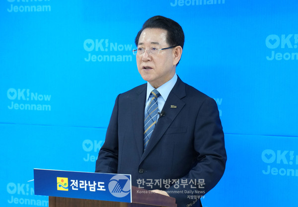 김영록 전남도지사(사진)가 이재명 정부 5개년 국정과제에 국립의대 신설, RE100 국가산단, 우주·이차전지·조선·바이오 등 첨단전략산업, 대규모 SOC 확충 등 핵심 현안을 대거 반영시키며 ‘정책 로드맵의 국가화’에 성공했다.(사진=조용원 기자/전남도청)