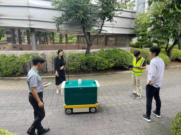 수원특례시(시장 이재준)가 도시 안전과 물류 효율을 동시에 겨냥해, 13일 광교한양수자인아파트에서 ‘지능형 로봇 방범 및 택배 새벽배송’ 실증사업의 현장 점검과 시연을 전국 최초로 진행하며, 관련 제도·인증 체계와 연계된 실험의 장을 열었다.  (사진=김미숙 기자/수원시청)