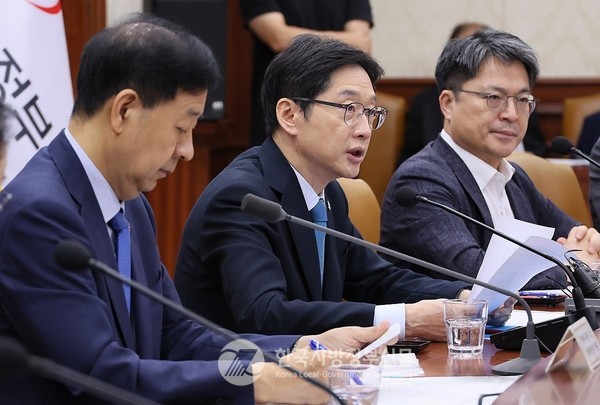 김경수 대통령 직속 지방시대위원장(가운데)은 14일 “국민주권정부 출범 두 달 만에 전례 없는 속도로 약 7조 원의 예산을 증액했다”며 “지방이 중앙의 배려를 받는 변방이 아니라 국가성장의 주체로 서는 전환점이 될 것”이라고 강조했다.(사진=조용원 기자/지방시대위원회)