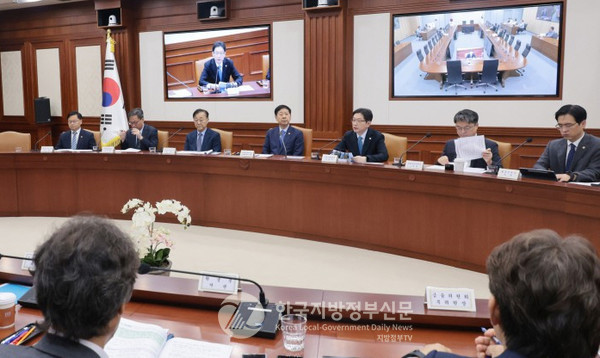 대통령 직속 지방시대위원장이 경제장관회의에 합류한 것은 역대 처음 있는 일로, 이는 단순한 의전적 조치가 아니라 지방시대위원회를 ‘지역 균형성장의 컨트롤타워’로 명실상부하게 자리매김시키겠다는 이재명 대통령의 의지가 반영된 것으로 해석되고 있다.(사진=조용원 기자/지방시대위원회)