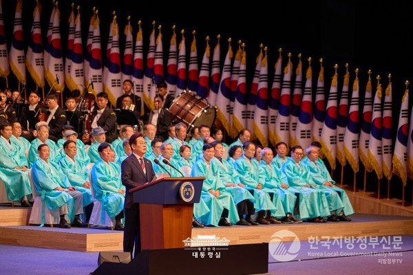 15일 제80주년 광복절을 맞아 경축사를 통해 이재명 대통령이 던진 메시지는 ‘과거를 기억하고, 현재를 통합하며, 미래를 준비하자’로 요약된다. ‘빛의 혁명’이라는 상징어 속에 담긴 의미는 과거의 독립과 민주화 성취를 넘어, 지금의 대한민국이 어디로 나아가야 하는지를 묻는 질문이기도 하다. 향후 정치권과 남북관계, 한일관계, 경제 전략이 이 메시지에 맞춰 움직일 수 있을지, 그리고 대통령의 호소가 실질적 변화로 이어질 수 있을지 주목되고 있다.(사진=정양기 기자/대통령실)