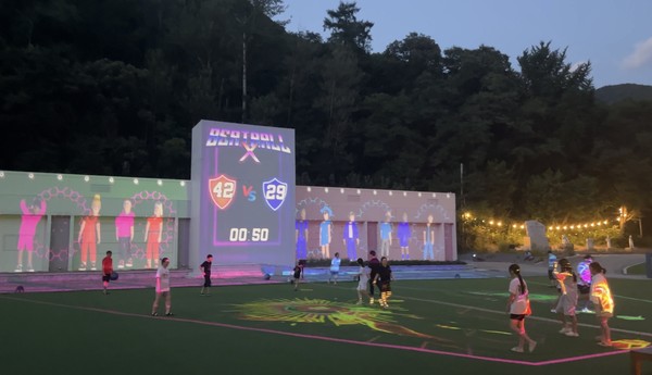 2023년 8월 민간투자를 통해 AI 체험 테마파크로 문을 연 ‘팝스월드’는 개관 2년을 맞아 올해 ‘팝스월드 평생교육원’으로 기능을 넓혔고, 이를 통해 여행(체류)과 학습(디지털 실무 교육)을 결합한 전국 최초 수준의 ‘체류형 AI 체험 학습 모델’을 구현했다. (사진=이상금 기자/단양군청)