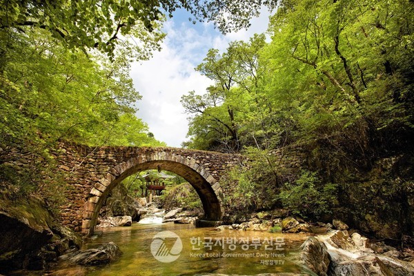  ‘2025 세계유산축전-선암사, 순천갯벌’이 오는 9월 12일부터 10월 3일까지 22일간 펼쳐진다. 이번 축전은 유네스코 세계유산으로 등재된 선암사(사진)와 순천만 갯벌을 배경으로 공연, 전시, 체험, 투어 등 다채로운 프로그램을 마련하여 관람객을 맞이한다.(사진=조용원 기자/순천시청)