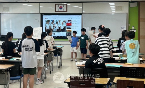 전라남도 나주시(시장 윤병태)가 전국 최초로 지방정부 주도로 마련한 ‘예술 더하기 수업’이 전국의 주목을 받고 있다. 한국문화예술위원회와 손을 맞잡고 추진 중인 이번 사업은 단순한 체험형 활동을 넘어 초등학교 정규 교육과정을 기반으로 아이들의 감수성과 창의력을 길러내는 새로운 교육 모델로 평가되고 있다.(사진=조용원 기자/나주시청)