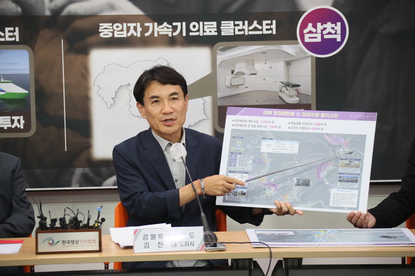 김진태 강원도지사는 “태백 장성광업소는 경석으로 둘러싸여 각종 규제에 막혀 있었지만, 규제가 해제되면서 이제는 마음껏 무엇이든 지을 수 있게 된 곳으로 앞으로 탄광의 도시에서 최첨단 청정에너지도시로 변모하게 된다”며, “청정메탄올은 미래 선박 연료로 주목받는 블루오션 시장으로 평가받고 있으며, 대한민국 최초로 생산하게 되는 것”이라고 강조했다. (사진=김미숙 기자/강원도청)