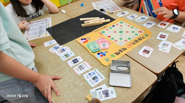 용인특례시는 자체 개발한 체험형 보드게임 교구 ‘기후위기도 적응해윷’의 저작권을 등록했다. (사진=이상금 기자/용인시청)