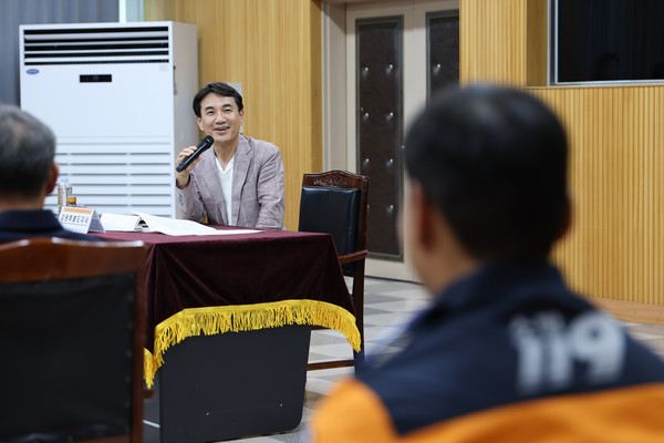 강원특별자치도(도지사 김진태)가 소방서 현장 방문에서 시작된 결단으로, “김밥 한 줄도 사기 어렵다”는 현장의 절박한 호소가 직접 정책으로 연결됐다. (사진=김미숙 기자/강원도청)