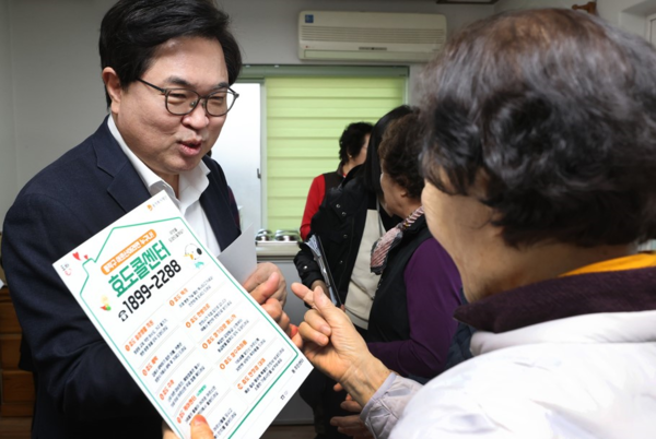 서울 동작구(구청장 박일하)가 올 4월 전국 최초로 도입한 ‘찾아가는 효도 장기요양 매니저 지원 사업’은 단기간의 상담 실적과 현장 반응으로 보건 복지 정책의 실천적 의미를 드러냈다. (사진=김미숙 기자/동작구청)