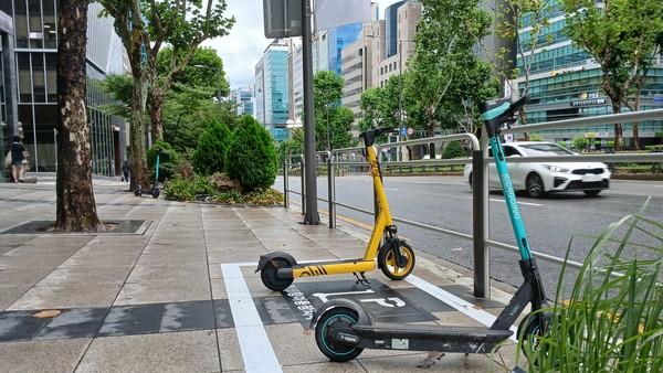 서울 강남구(구청장 조성명)가 서울 자치구 평균의 11배 달하는 개인형 이동장치(PM) 주차공간 인프라를 조성한 조치는, 단순한 ‘수량 확충’이 아니라 공간 설계·집행 체계·교육 프로그램을 한데 묶어 보행 안전 회복을 목표로 삼았다는 점에서 주목할 만하다. (사진=김미숙 기자/강남구청)