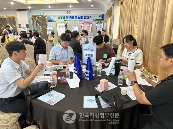 전남도가 ‘청년이 돌아오고 머무는 전남’이라는 비전 아래, 일자리·주거·문화·공동체 지원을 아우르는 다층적 정책들을 도입하고, 청년들이 실제 현장에서 성과를 내고 있다는 점에서 높은 평가를 받아 '2025 청년친화헌정대상 총합대상'을 수상하는 영예를 안았다. 제7기 전라남도 청년의 목소리 분임 활동.(사진=조용원 기자/전남도청)