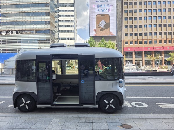 서울특별시(시장 오세훈)가 국내 최초의 ‘운전석 없는 자율주행셔틀’ 운행을 통해 청계천에서의 ‘시민 체감형 실증’을 추진하며, 단순 기술 과시가 아닌 도심 관광과 지역상권 활성화, 그리고 검증된 기술의 해외 확산 가능성까지 잇는 실증의 출발을 알렸다.  (사진=김미숙 기자/서울시청)