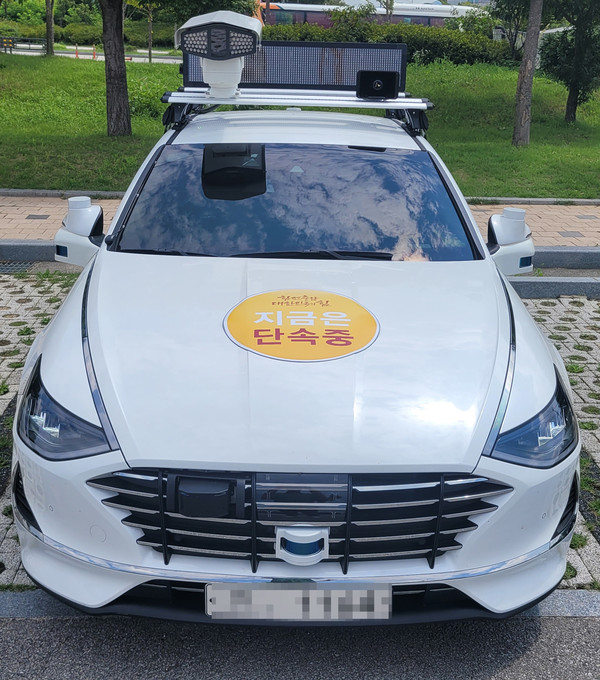 충남도(도지사 김태흠)가 25일부터 내포신도시 시범운행지구에서 전국 최초로 자율주행자동차를 이용한 불법 주정차 단속과 방범 순찰을 4개월(8월 25일 ~ 12월까지) 동안 시범적으로 운영하며,  단순 기술 실험을 넘어 '행정·사회적 인프라 변화'의 신호탄을 쏘아올렸다.  (사진=김기문 기자/충남도청)
