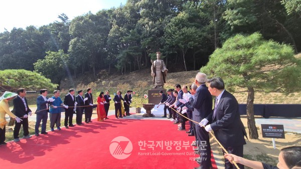 베트남 최초의 중앙집권적 통일국가인 ‘리(Lý) 왕조’의 왕족 후손으로 알려진 한국의 ‘화산이(李)씨’가 모여 살고 있는 경북 봉화군 봉성면 창평리에서 지난 24일 오후 리 타이또(Lý Thái Tổ-李太祖: 974-1028) 동상 제막식이 개최되어 한-베트남 양국의 큰 주목을 받았다.(사진=정양기 기자/봉화군청)