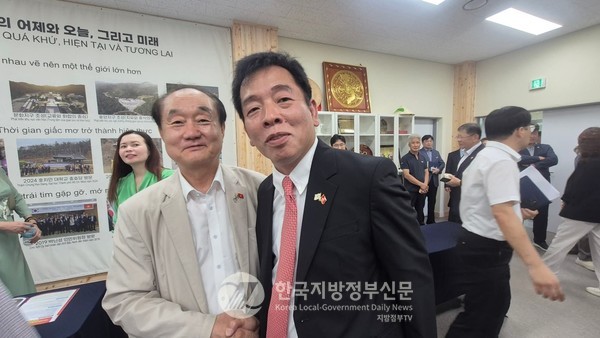 베트남 응우옌짜이대학교 총장인 안경환 박사(전 조선대 교수. 사진 왼쪽)는 “리 태조 동상은 양국의 깊은 역사적 인연을 기리고 우호 관계를 미래로 잇는 상징으로 세워졌다”며 “특히 베트남 교민 사회와 한국 지방정부가 협력해 건립했다는 점에서 민간 외교의 상징물로도 의미가 크다”고 평가했다. 이날 행사에 참석한 부호(Vu Ho) 주한 베트남대사(사진 오른쪽)와 함께. (사진=정양기 기자/봉화군청)