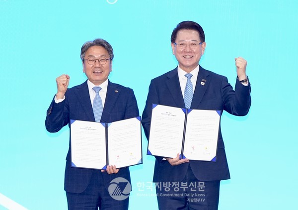 강기정 광주광역시장(왼쪽)과 김영록 전남도지사(오른쪽)는 ‘광주·전남특별광역연합'의 연말 출범을 목표로 ‘합동추진단’을 가동키로 하고 제1호 공동사무로 ‘광주~나주 광역철도’에 합의했다.(사진=조용원 기자/광주시청,전남도청)