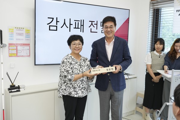 시각장애인 취업역량강화센터의 1년 성과는 단순한 ‘취업자 수’ 이상의 의미를 가진다. 맞춤형 훈련이 개인의 자존감·삶의 주체성까지 건드리며 취업으로 이어지는 선순환을 창출했음을 현장의 참여자·운영자·지역행정이 동시에 확인했다는 점이 중요하다. (사진=박상대 기자/종로구청)