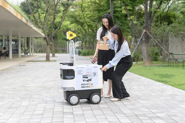 서울 양천구(구청장 이기재)가 공원 내에 전국 최초로 재활용품 수거 및 순찰 기능을 하는 로봇 ‘개미’를 도입운영하고 있는 데 이어, 이달부터 자율주행 배달로봇 ‘양천누리온’을 활용한 식음료 배달 서비스를 본격 운영에 들어갔다. (사진=김기문 기자/양천구청)