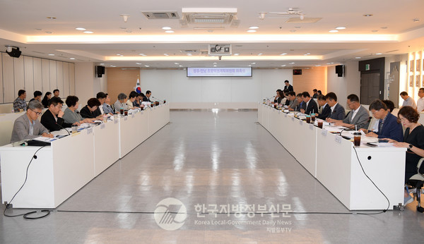 광주광역시와 전남도는 1일 ‘광주·전남 초광역권계획위원회’를 공식 출범시키고 광주·전남 초광역권계획 수립에 본격 착수했다. 이는 이재명 정부가 추진하고 있는 균형성장 정책 ‘5극3특’에 발맞춰 지방 분권형 국가 발전 모델을 구현하는 첫 사례라는 점에서 전국적 의미를 갖는다.(사진=조용원 기자/전남도청)