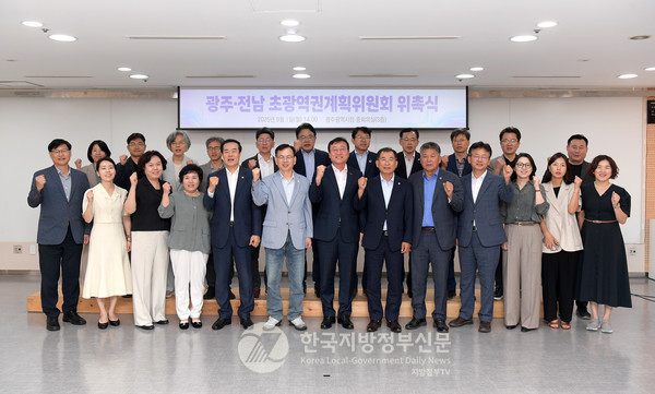 두 시·도는 ‘국토기본법’ 제12조의2에 근거해 다양한 분야의 학계, 산업계, 정책 전문가, 시·도 관계자 등을 중심으로 시·도별 각각 15명씩 총 30명으로 위원회를 구성했다. 이날 회의에 앞서 위촉직 위원 20명에게 위촉장을 수여했다.(사진=조용원 기자/전남도청)