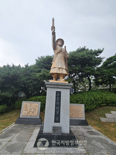 안용복장군이 개척한 해로(海路)는 조선 어민들이 울릉도와 독도를 드나드는 길을 넓혔으며, 일본의 불법 침탈을 제압한 그의 기록은 오늘날 독도가 우리 영토임을 증명하는 중요한 역사적 사료로 활용되고 있다. 부산 수영구 소재 안용복장군 사당인 수강사에 세워진 안용복장군 동상.(사진=이명선 기자)