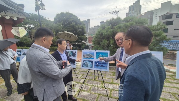 동북아의 동해와 동남아의 남중국해는 지리적으로 멀리 떨어져 있지만 한국의 독도와 베트남 동해(남중국해)의 호앙사군도·쯔엉사군도는 묘하게 다른 듯 닮아 있다. 안경환 총장(오른쪽)이 참석자들에게 베트남 동해 사진의 현재 모습을 설명하고 있다.(사진=이명선 기자)