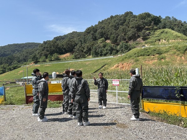 ‘깨끗한 축산농장’ 제도는 축사 내부·외부 청결 유지, 악취 발생 최소화, 가축분뇨의 적정 처리, 적정 사육밀도 준수 등 구체적 관리 항목을 바탕으로 농림축산식품부가 농가를 인증하는 제도이며(2017년 제도화), 지정 농가는 보조사업 우대, 전문 컨설팅 등 실질적 혜택을 받는다. (사진=김기문 기자/충주시청)