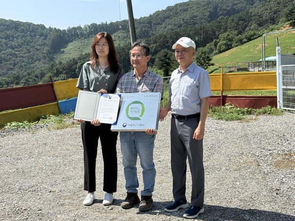 충북 충주시(시장 조길형)가 전국 최초의 ‘깨끗한 축산농장’을 통해, 축산업의 환경·주민 공존 모델을 실증하고 있다. (사진=김기문 기자/충주시청)